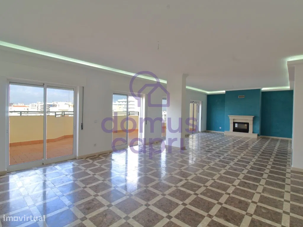 Property in Faro (Sé e São Pedro), Faro